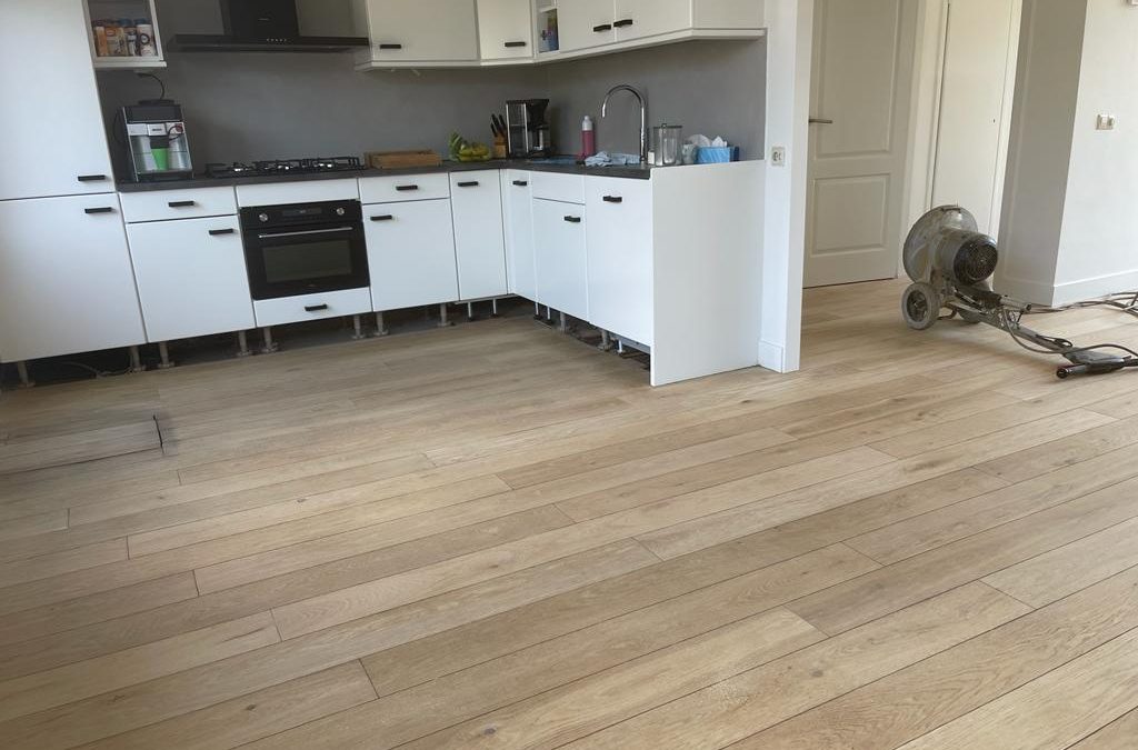 houten vloer in de keuken