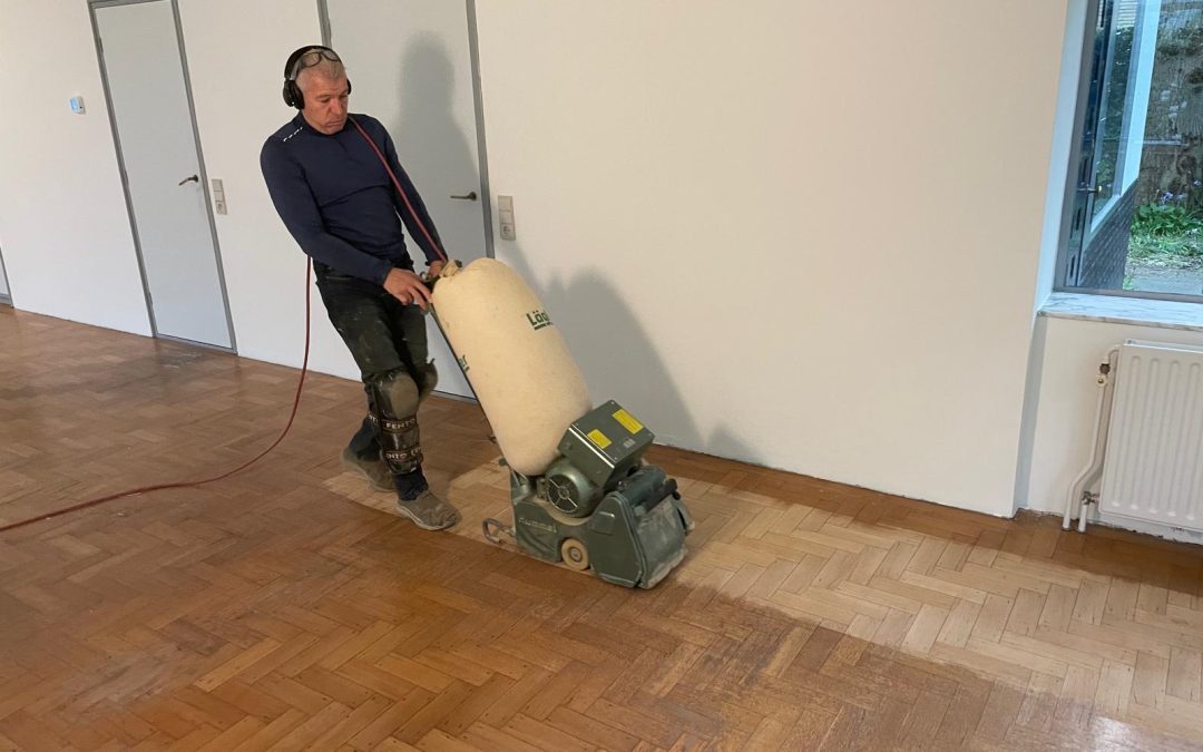 Zo bereid je je vloer voor op een professionele schuurbeurt
